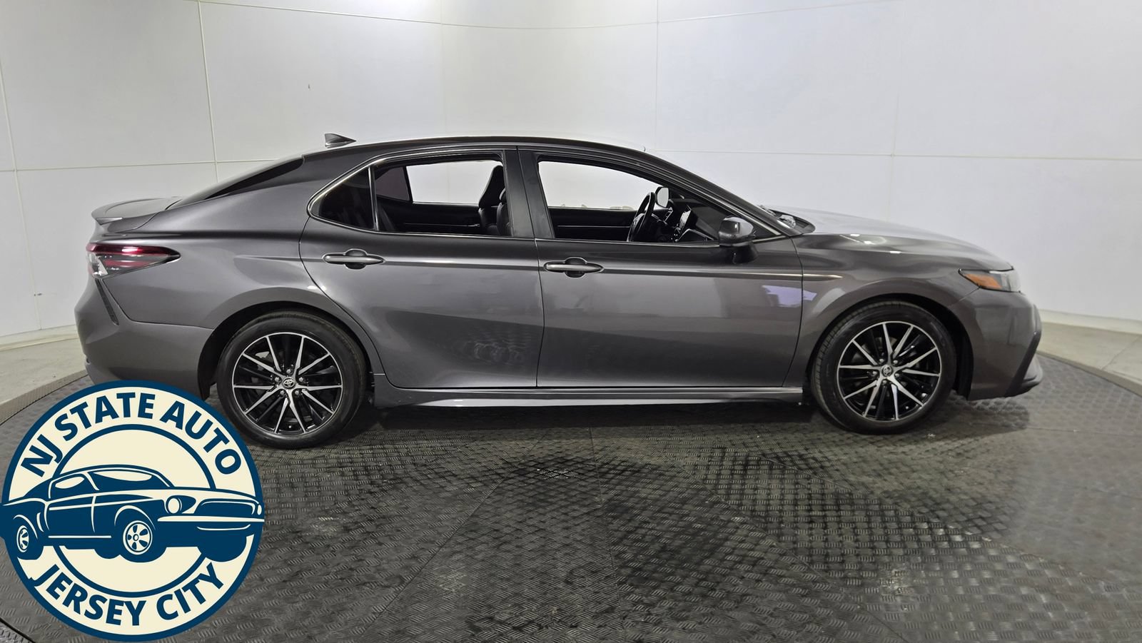 Used 2021 Toyota Camry SE FWD image 8