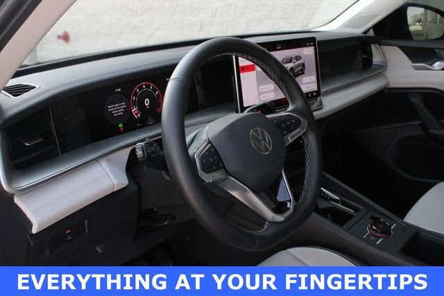 Used 2025 Volkswagen Tiguan SE FWD image 2