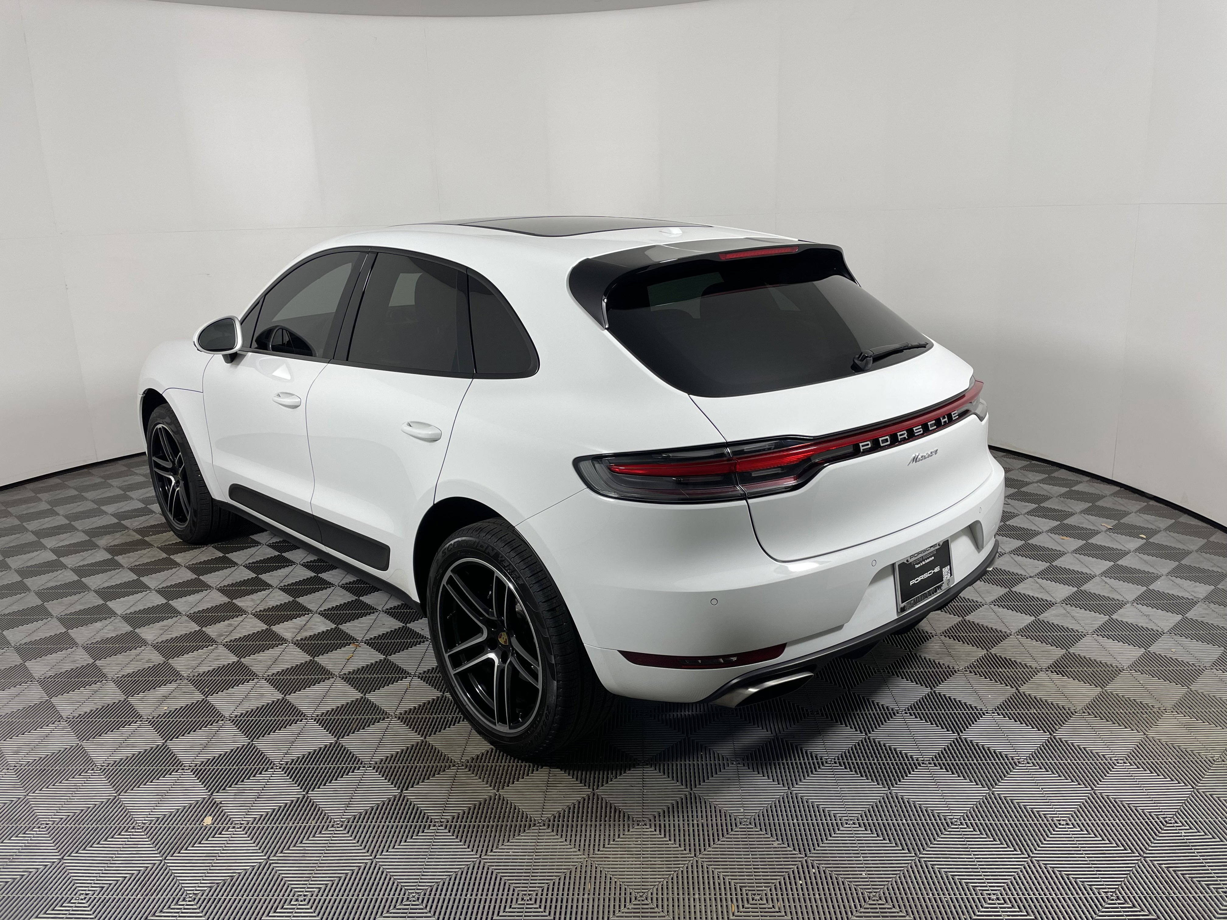Certified 2021 Porsche Macan image 3