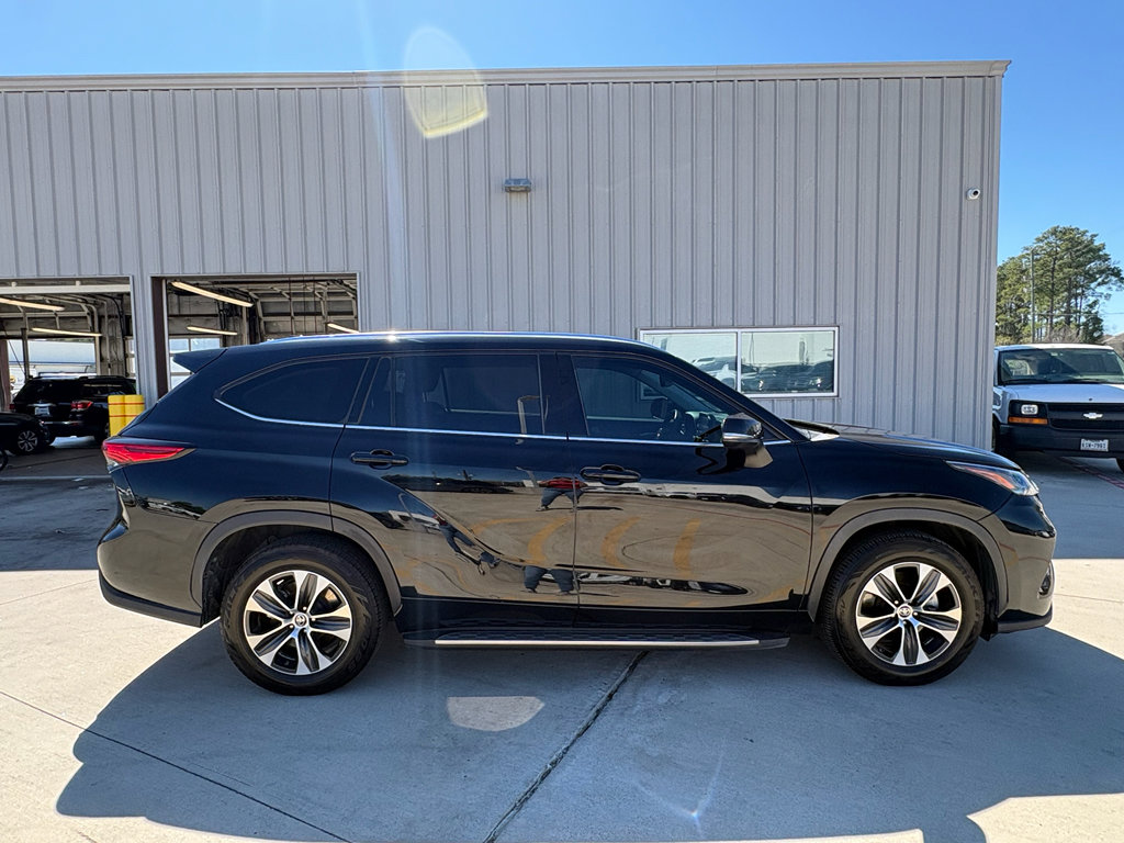 Used 2021 Toyota Highlander XLE image 9