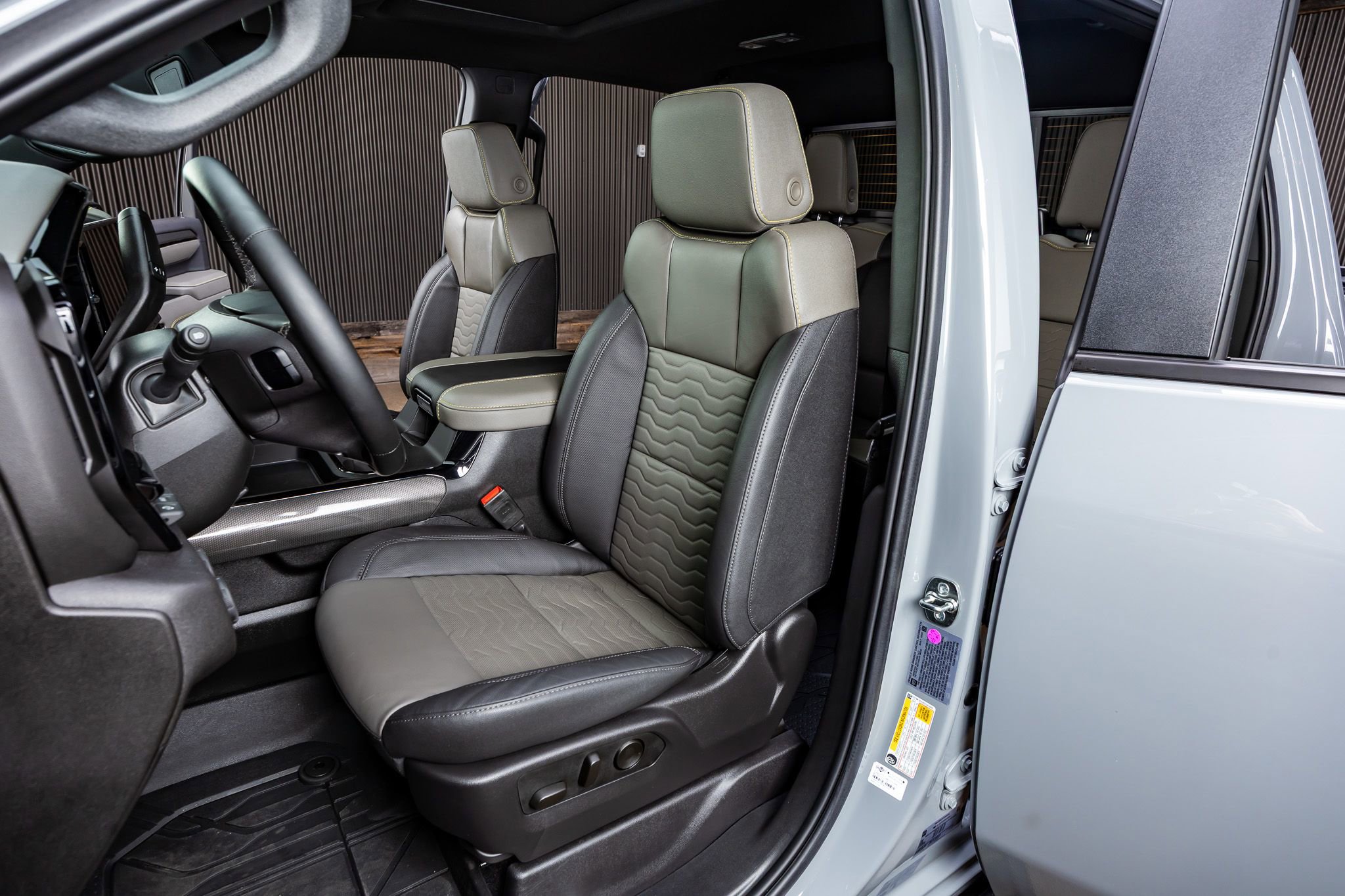 Used 2025 Chevrolet Silverado 2500 ZR2 w/ Technology Package image 30