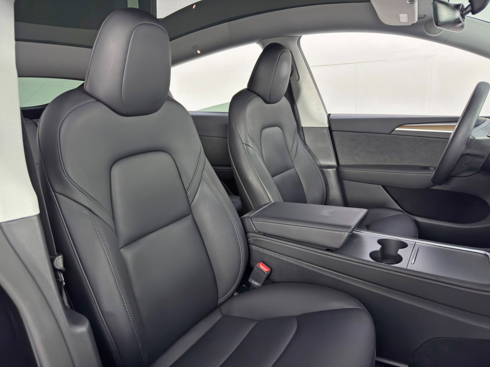 Used 2024 Tesla Model Y 2WD image 37