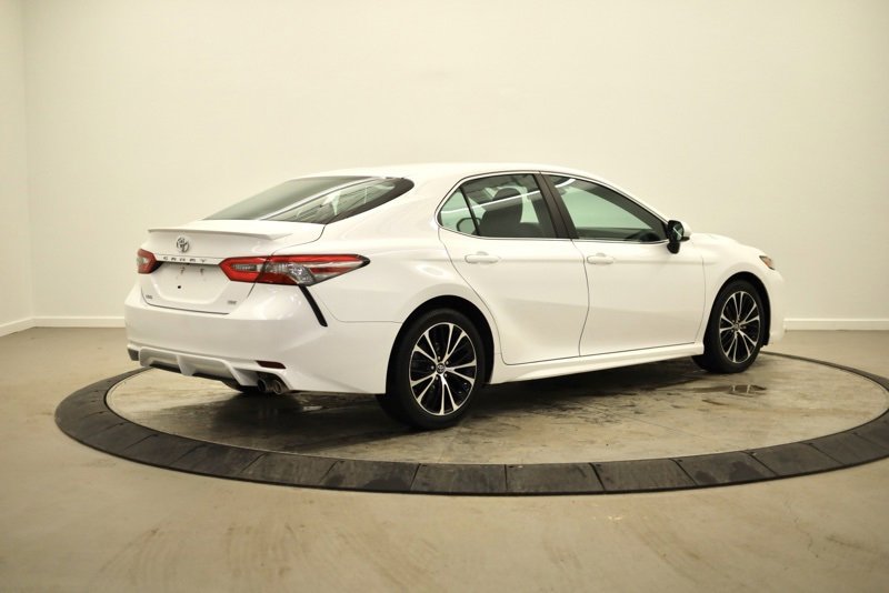 Used 2018 Toyota Camry SE image 3
