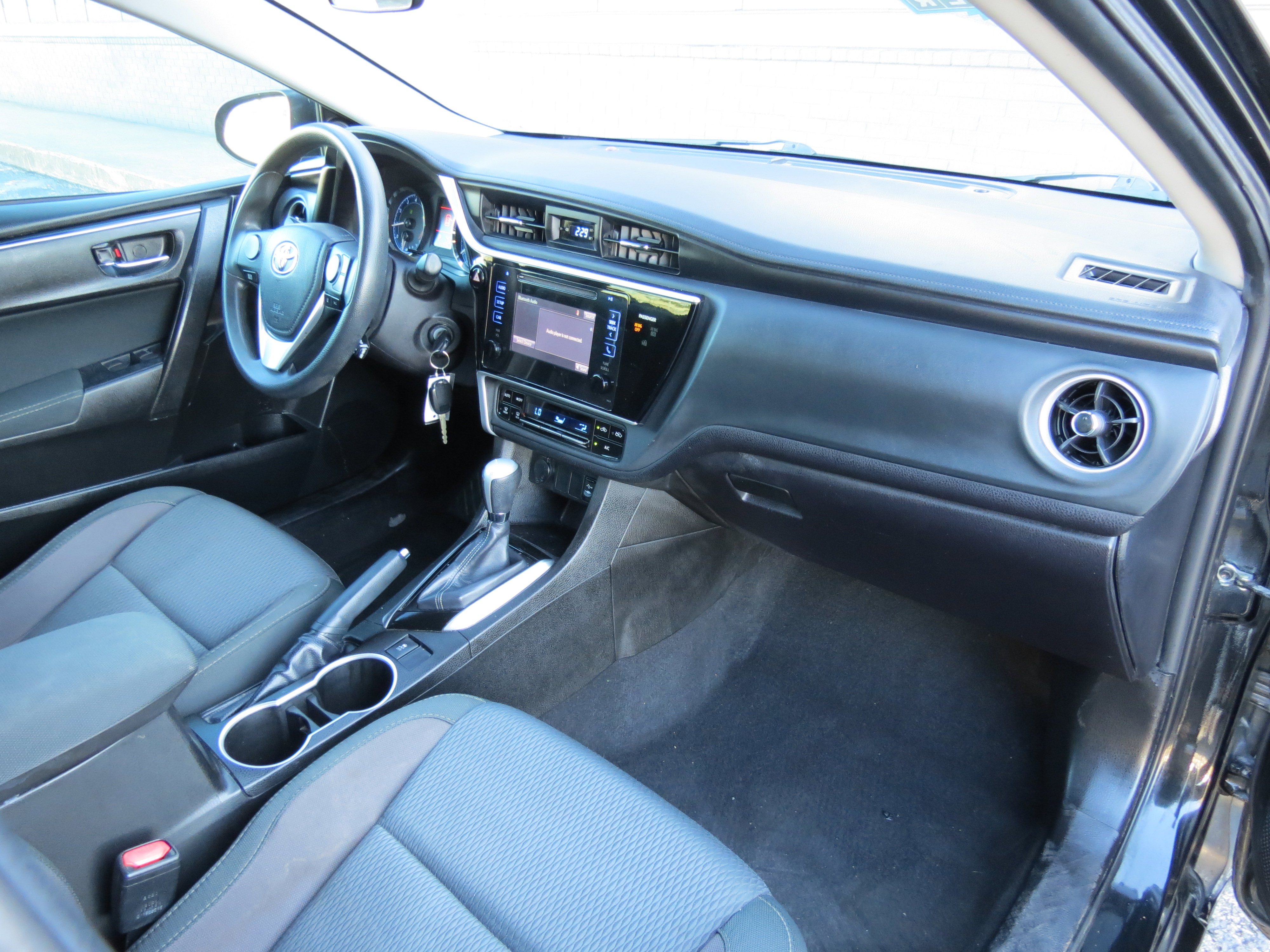 Used 2017 Toyota Corolla LE FWD image 30