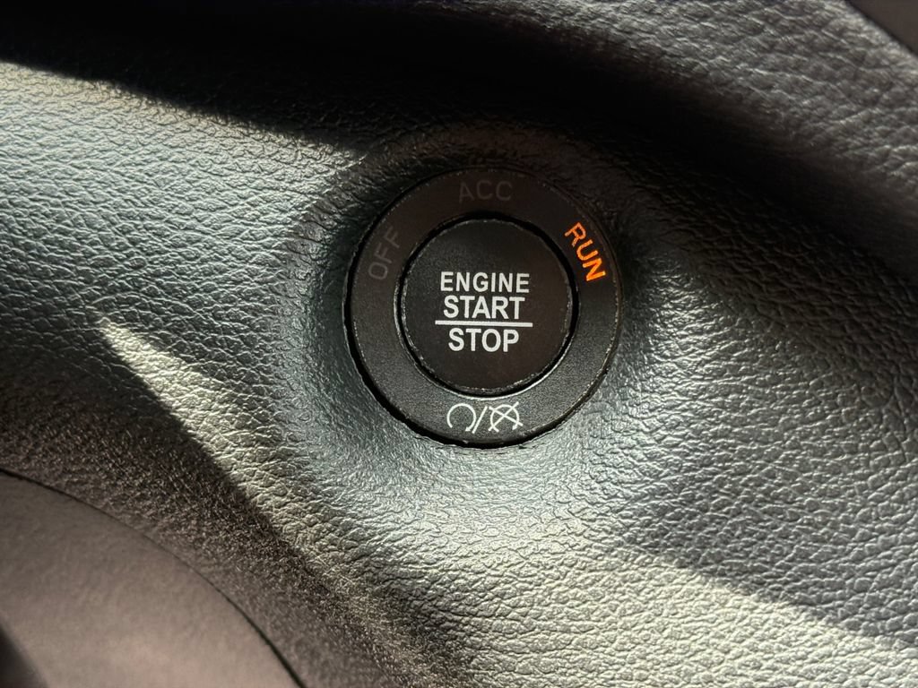 Used 2022 Jeep Cherokee Trailhawk AWD/4WD image 29