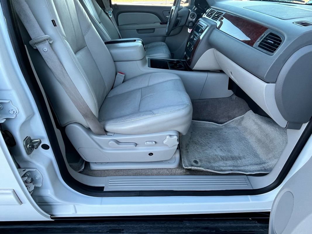 Used 2010 Chevrolet Suburban LT AWD/4WD image 20