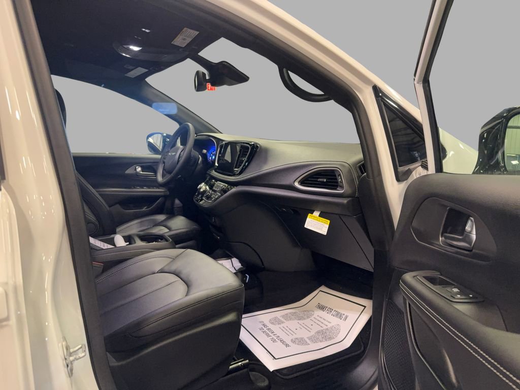 New 2026 Chrysler Pacifica Select w/ S Appearance Package image 17