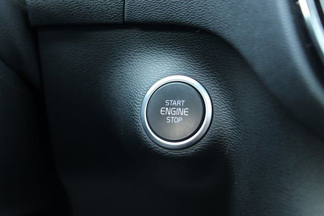 Used 2025 Volvo XC40 B5 Core image 29