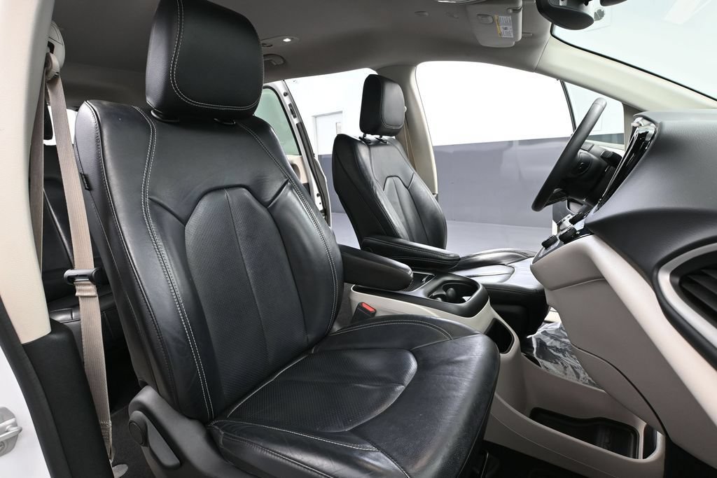 Used 2022 Chrysler Pacifica Touring-L FWD image 47