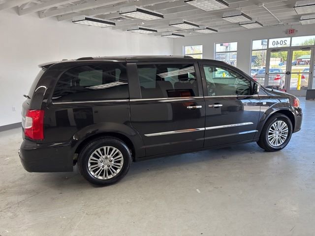 Used 2014 Chrysler Town & Country Touring-L FWD image 11