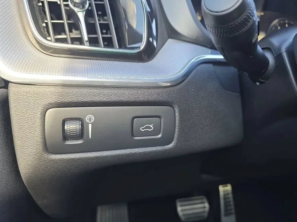 Used 2018 Volvo XC60 T5 R-Design w/ Protection Package AWD/4WD image 23