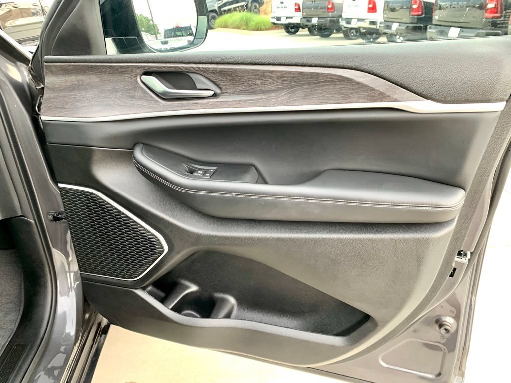 Used 2022 Jeep Grand Cherokee L Limited RWD image 38
