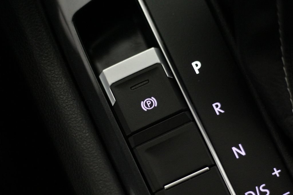 Used 2021 Volkswagen Tiguan SE w/ Panoramic Sunroof Package AWD/4WD image 26