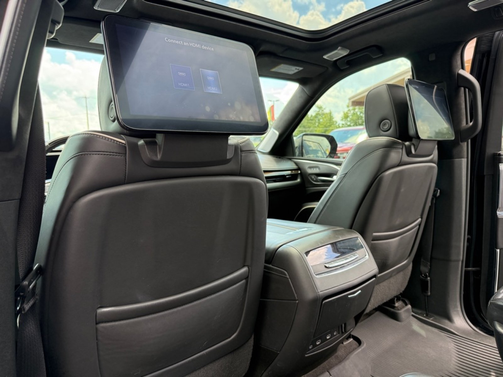 Used 2022 Cadillac Escalade Sport Platinum w/ LPO, ONYX Package AWD/4WD image 33