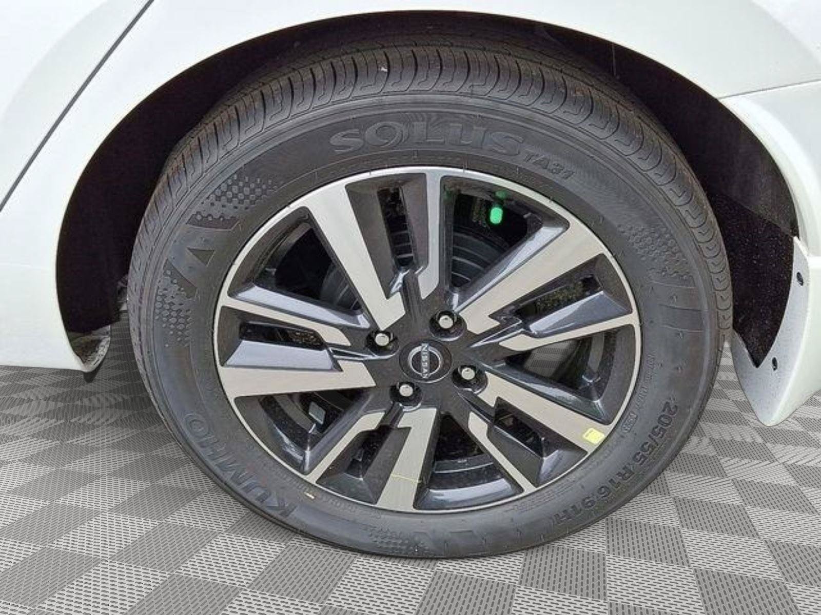 New 2025 Nissan Versa SV w/ Trunk Package FWD image 5
