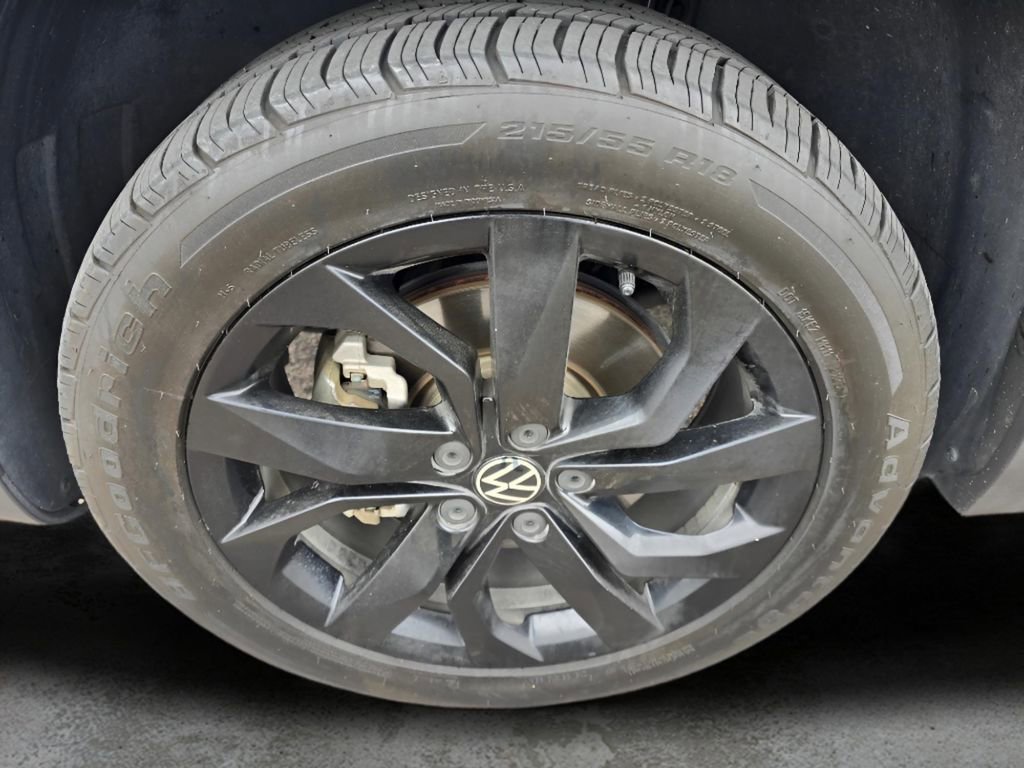 Used 2023 Volkswagen Taos SE w/ Panoramic Sunroof Package FWD image 30