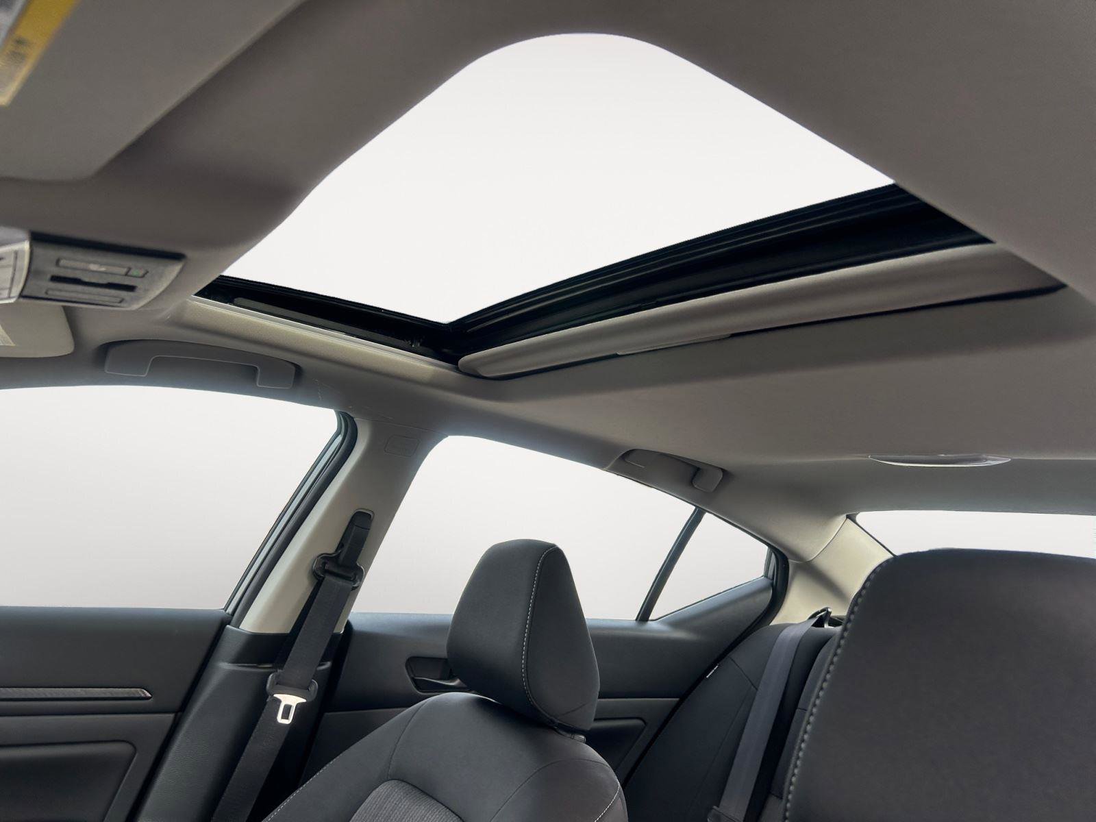 Used 2024 Nissan Altima 2.5 SV w/ SV Premium Package image 16