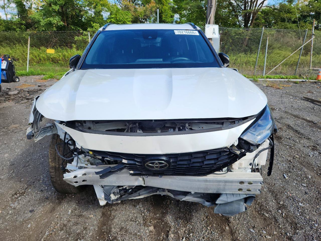 Used 2022 Toyota Highlander XSE FWD image 2