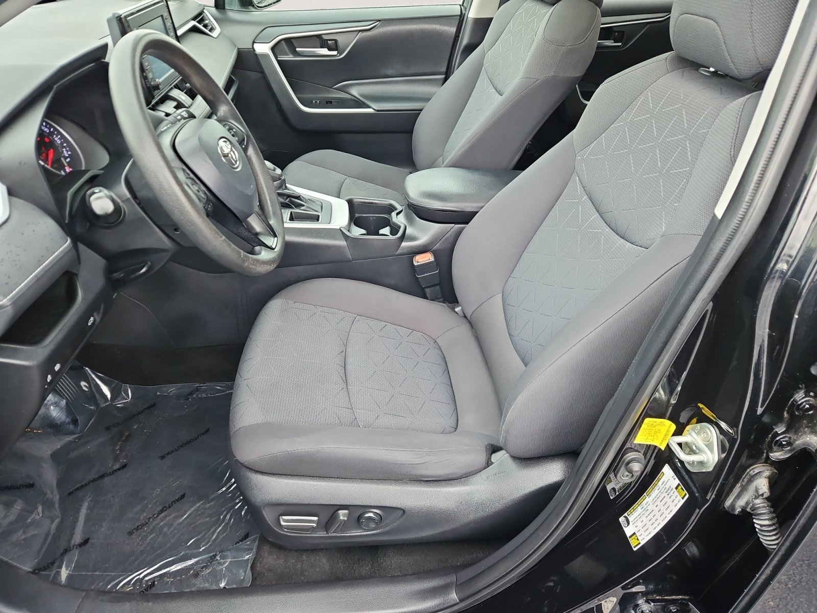 Used 2021 Toyota RAV4 XLE w/ Convenience Package FWD image 9