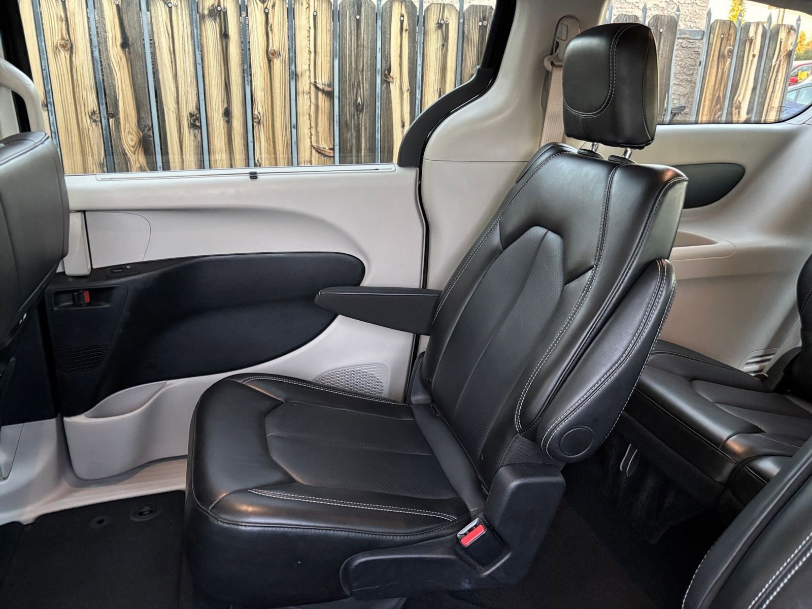 Used 2024 Chrysler Pacifica Touring-L image 42