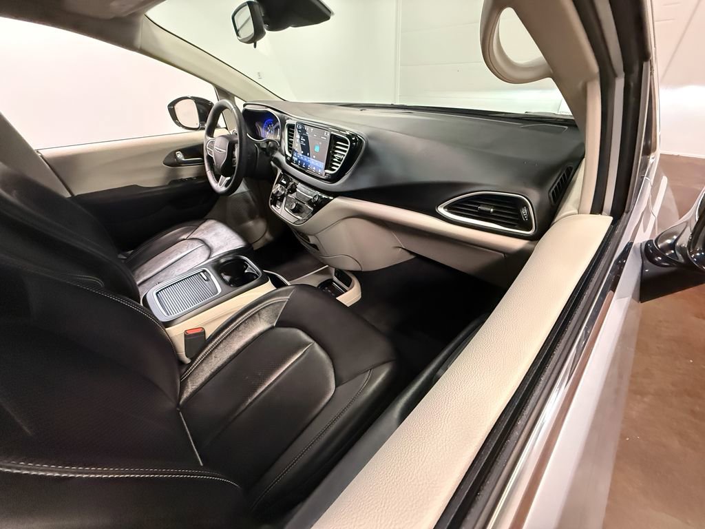 Used 2024 Chrysler Pacifica Touring-L image 61
