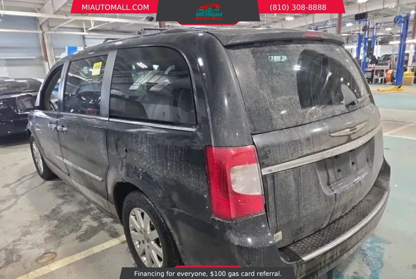 Used 2016 Chrysler Town & Country Touring w/ Driver Convenience Group image 2
