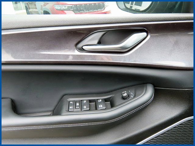 Used 2023 Jeep Grand Cherokee Laredo w/ Luxury Tech Group I AWD/4WD image 12