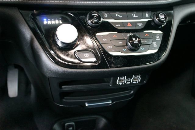 Used 2023 Chrysler Pacifica Touring FWD image 19