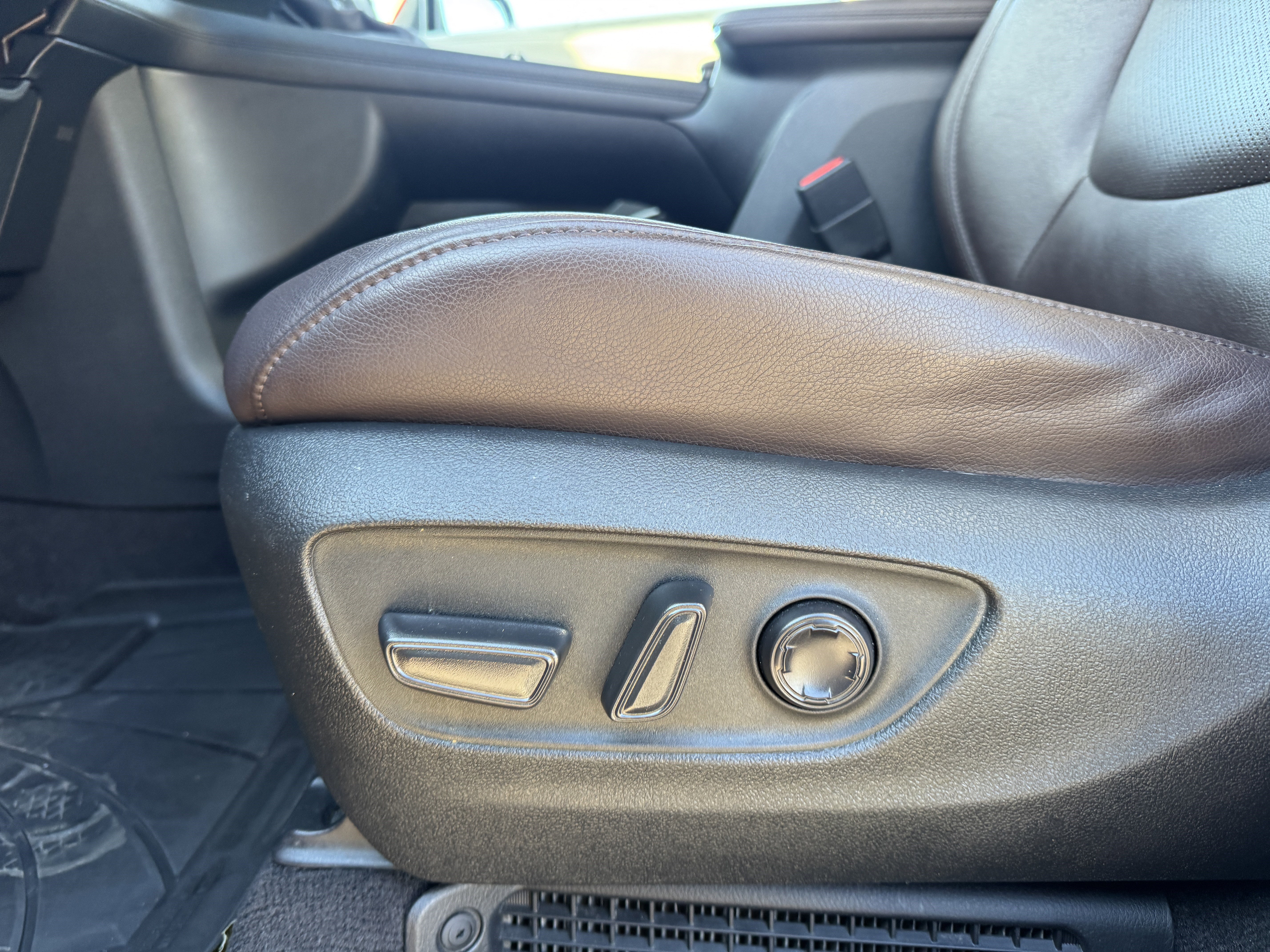 Used 2023 Toyota Sienna Platinum image 12