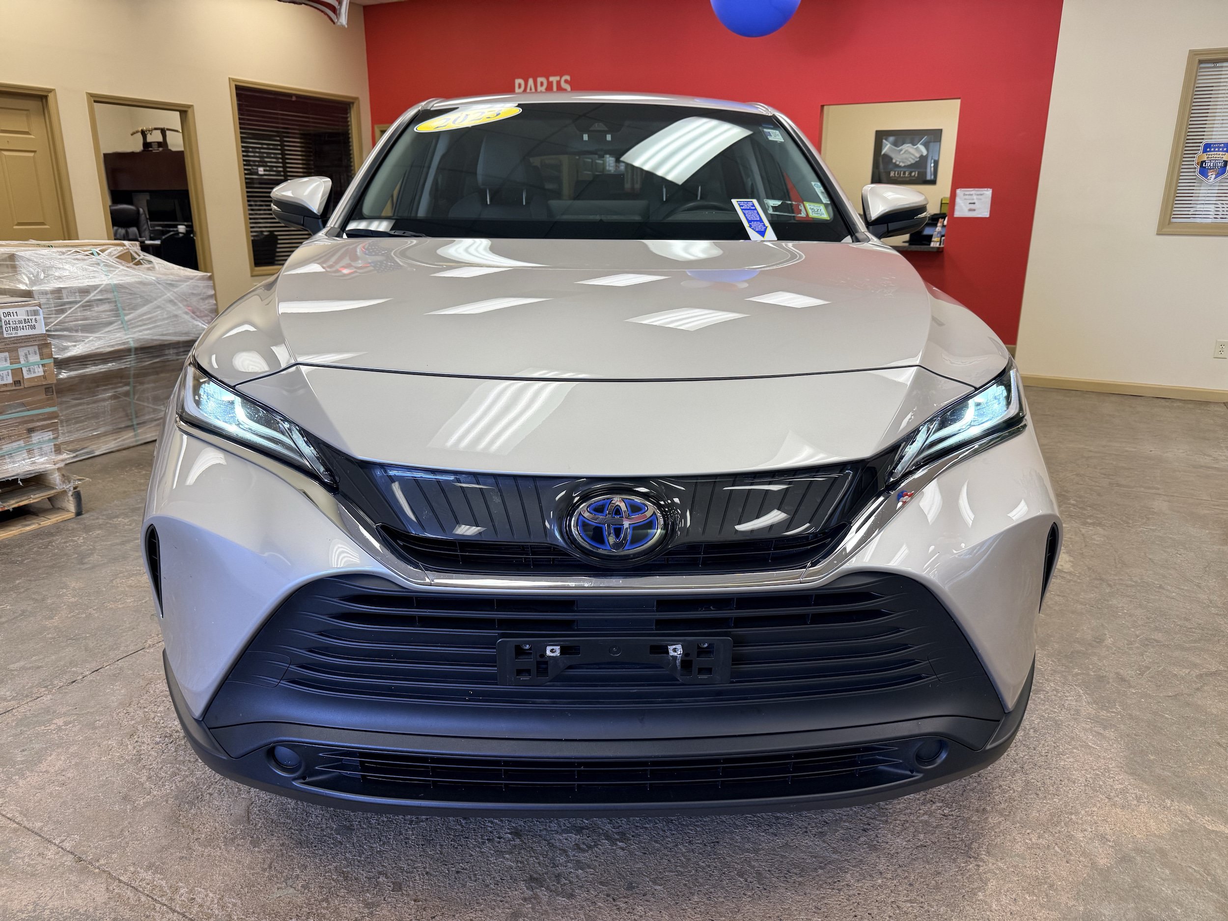 Used 2023 Toyota Venza LE AWD/4WD image 2