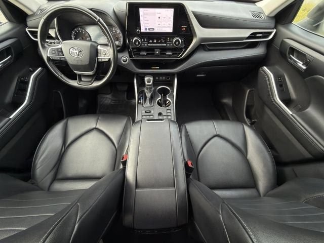 Used 2024 Toyota Highlander XLE AWD/4WD image 10