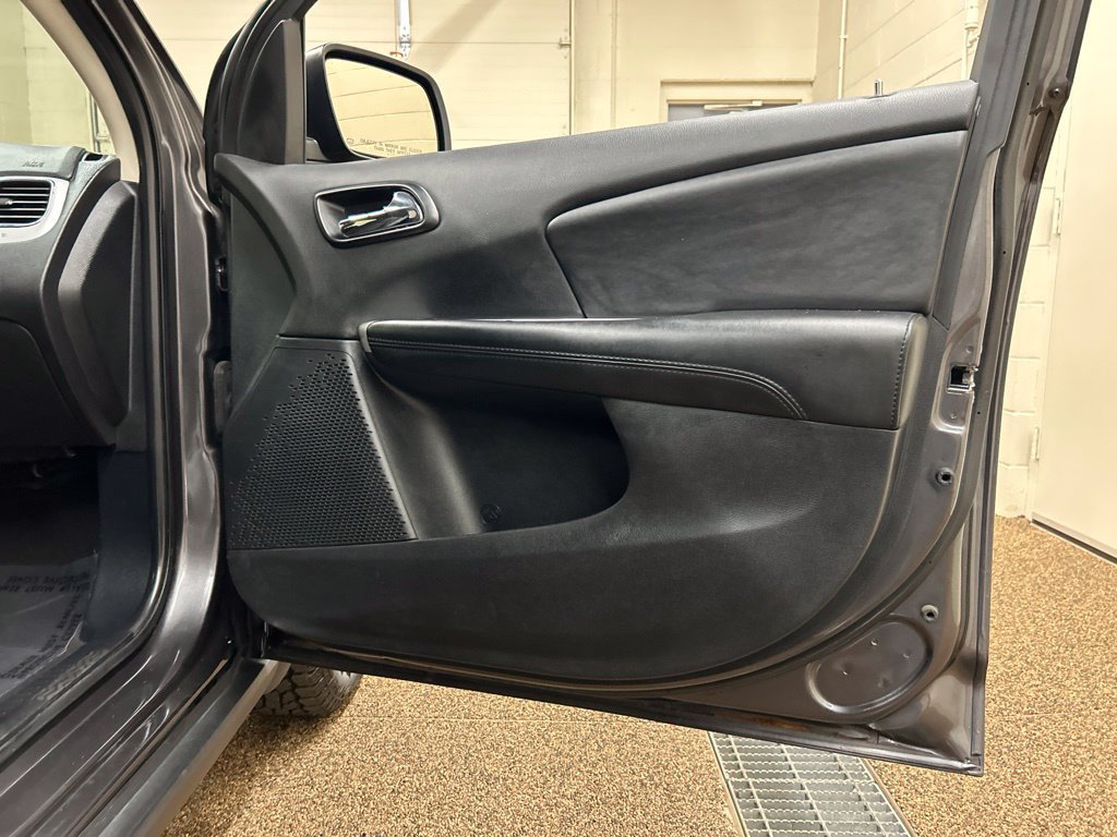 Used 2020 Dodge Journey SE w/ Blacktop Package FWD image 18