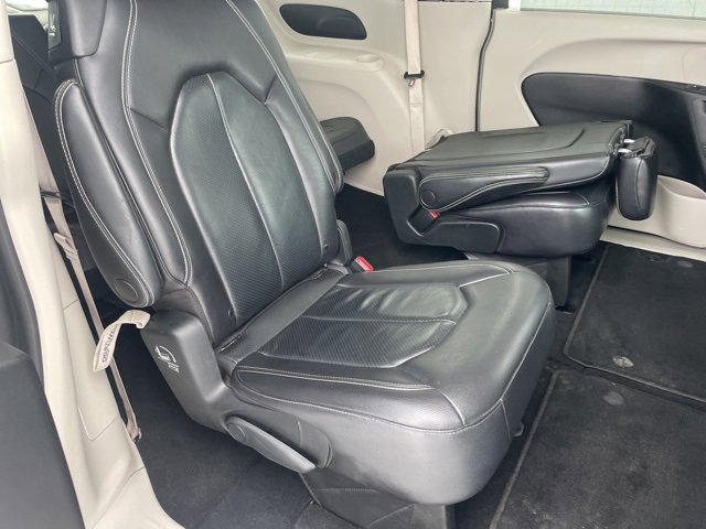 Used 2022 Chrysler Pacifica Touring-L image 15