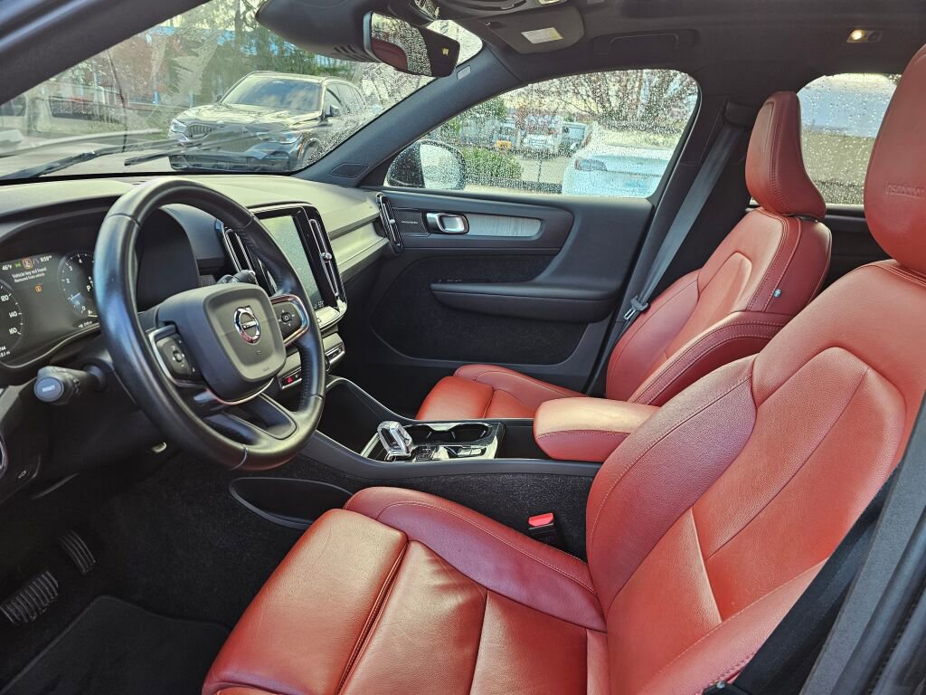 Used 2019 Volvo XC40 T4 Inscription image 24