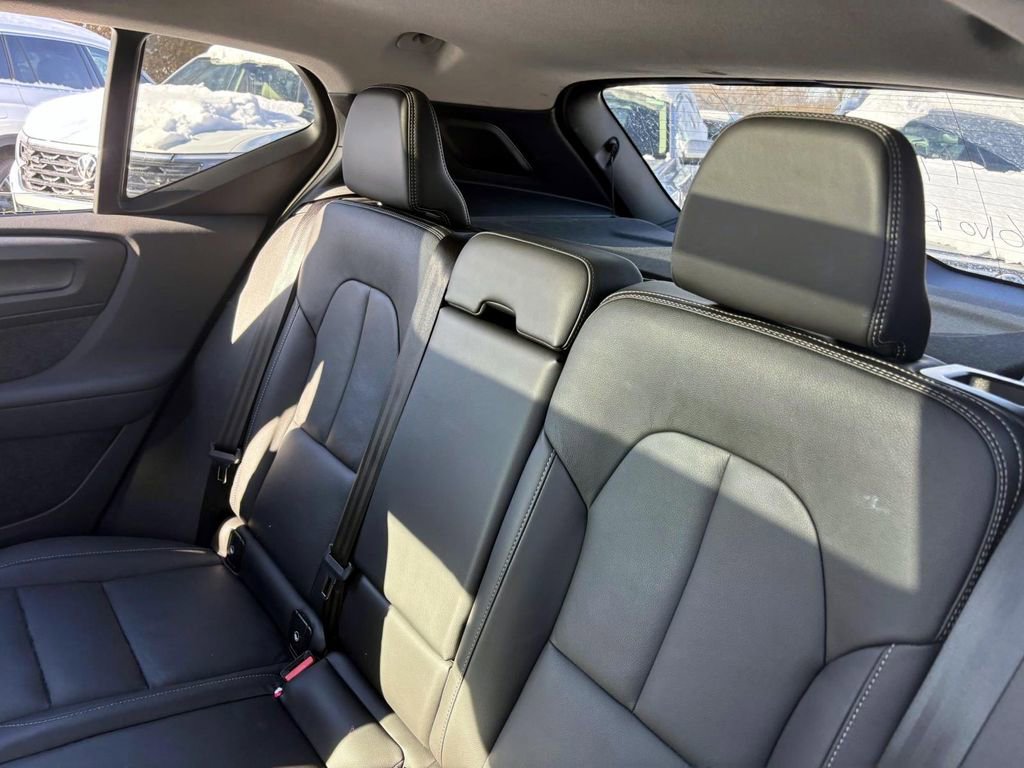 Used 2025 Volvo XC40 B5 Core image 24