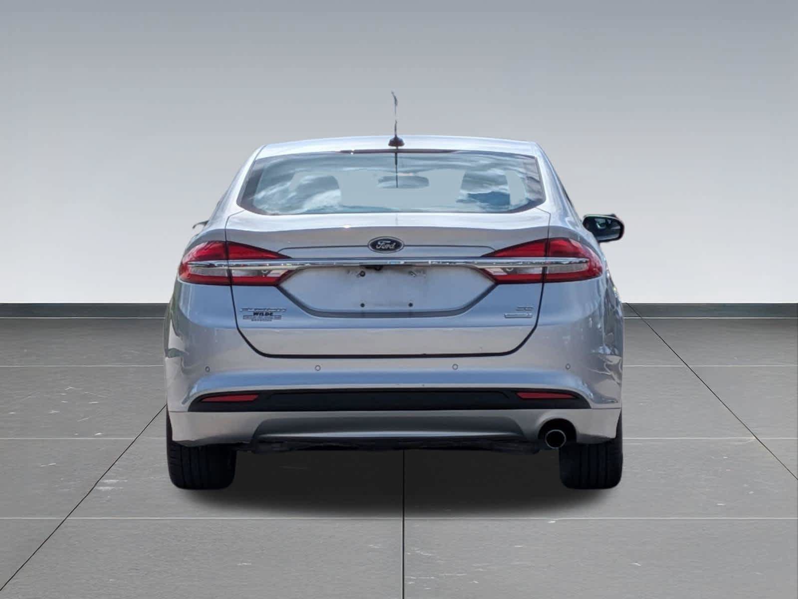 Used 2018 Ford Fusion SE w/ Fusion SE Technology Package FWD image 5