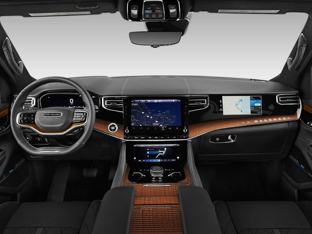 Used 2025 Jeep Grand Wagoneer Series III w/ Rear-Seat Entertainment Group AWD/4WD image 3