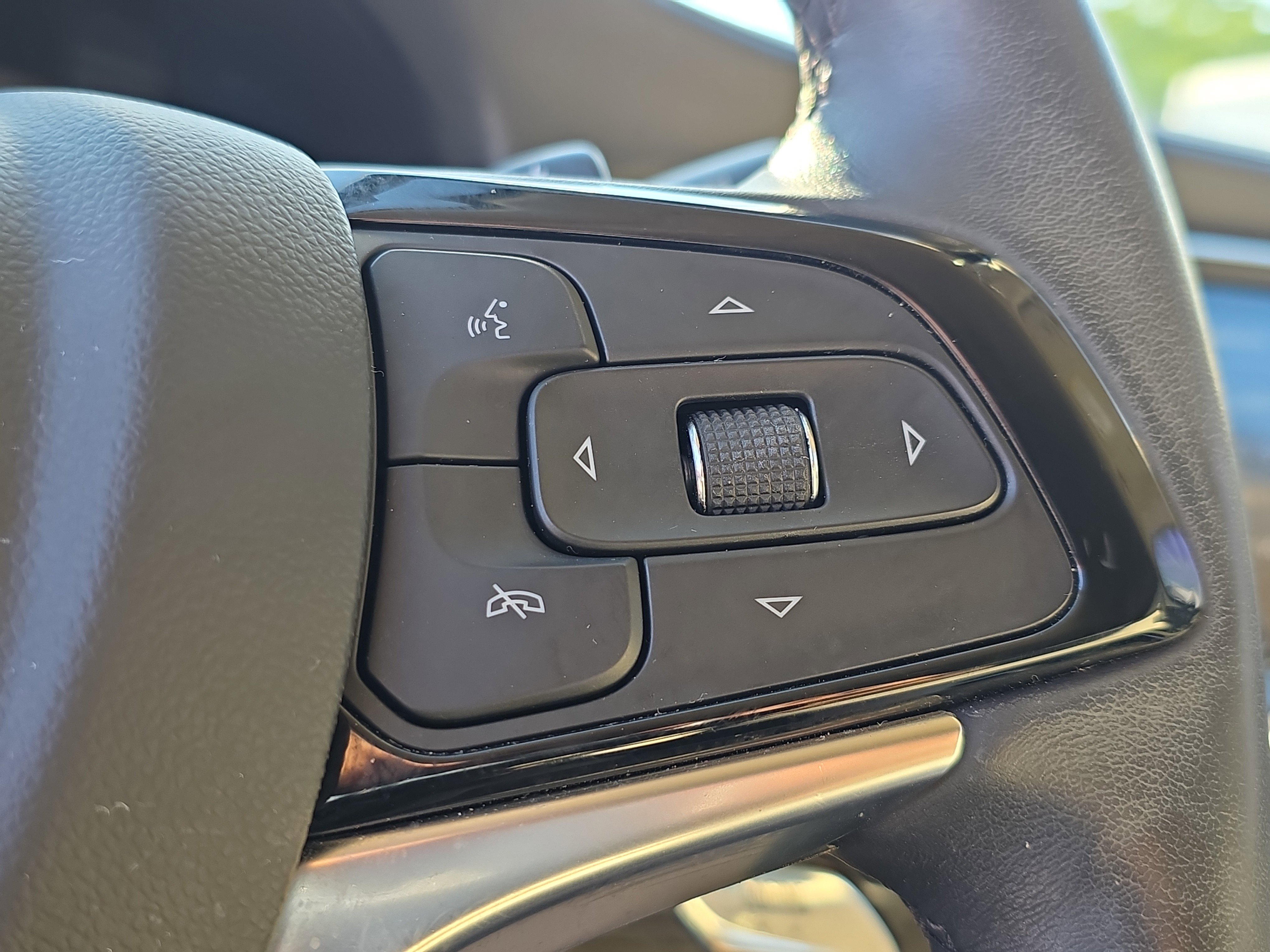 Used 2023 Buick Enclave Essence image 25