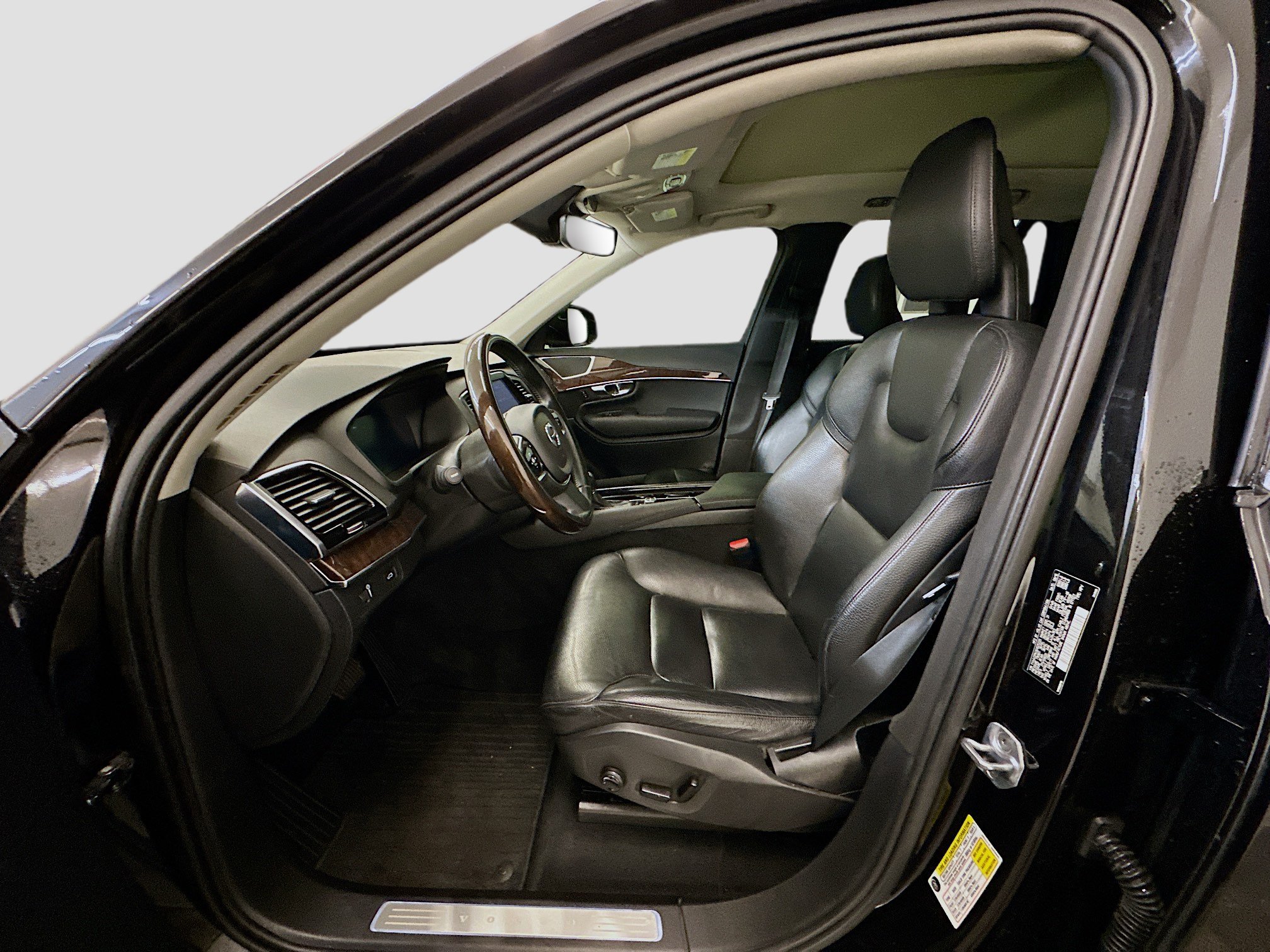 Used 2016 Volvo XC90 T6 Momentum w/ Momentum Plus Package AWD/4WD image 13