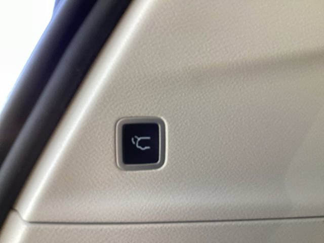 Used 2023 Chrysler Voyager LX image 11