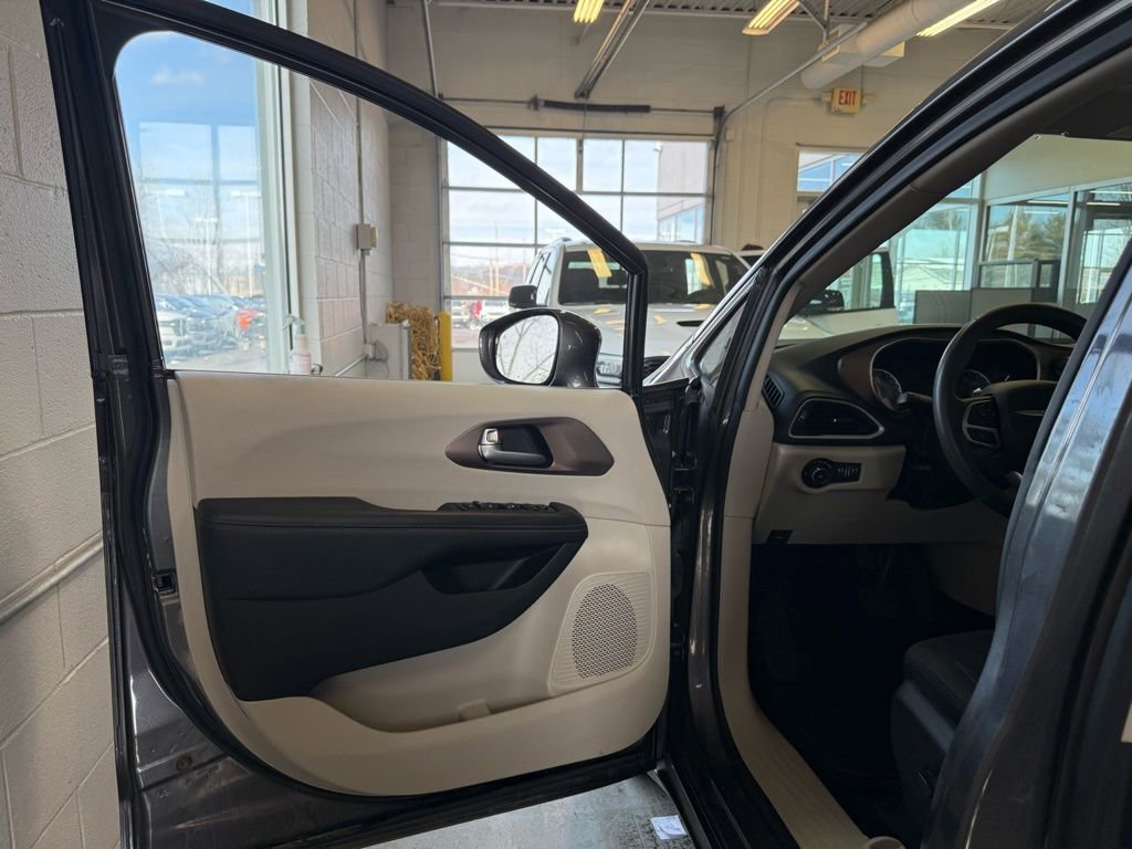 Used 2018 Chrysler Pacifica Touring Plus image 43