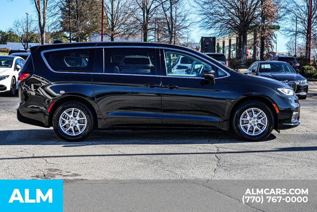 Used 2023 Chrysler Pacifica Touring-L image 10
