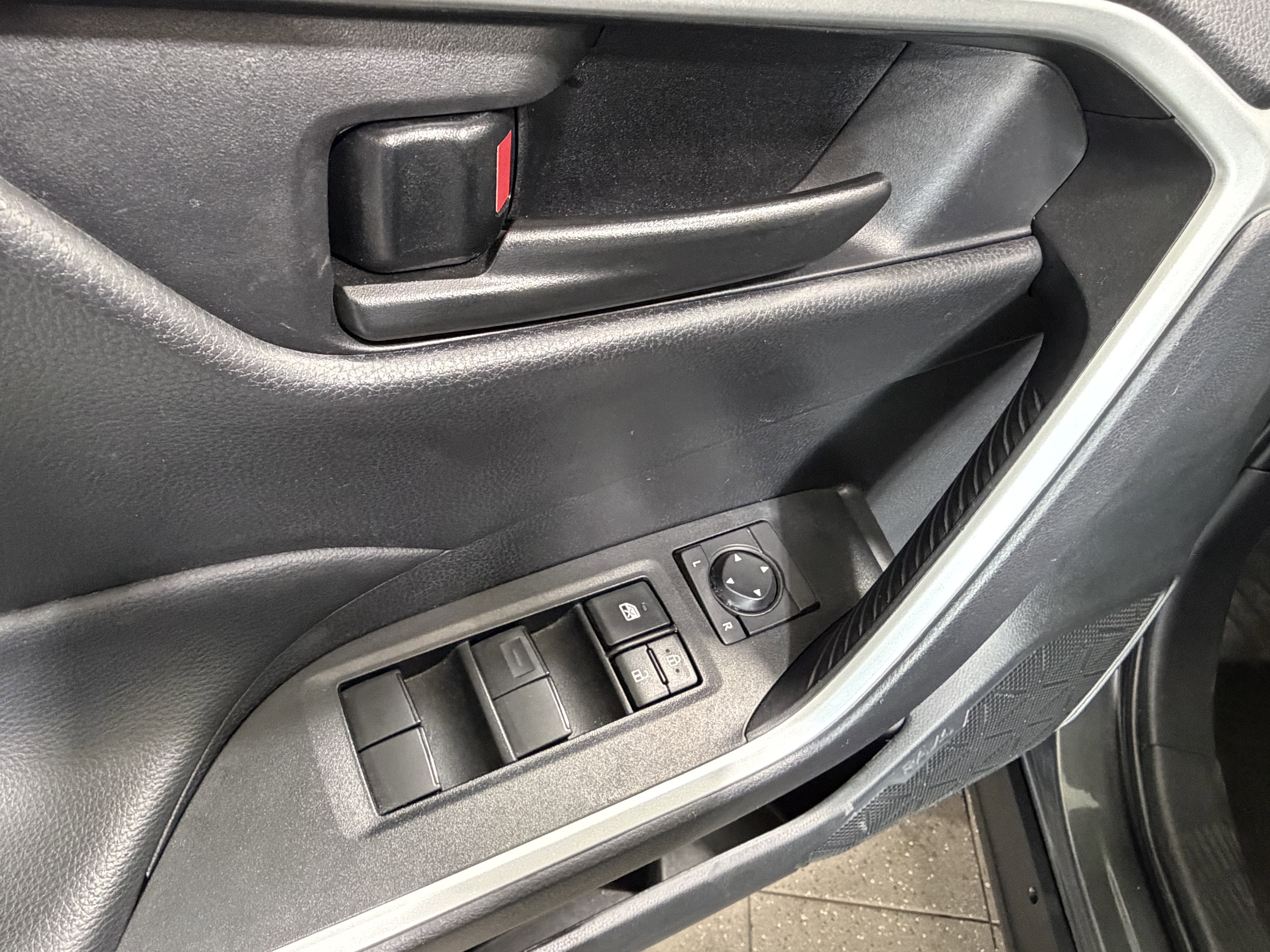 Used 2025 Toyota RAV4 LE AWD/4WD image 10