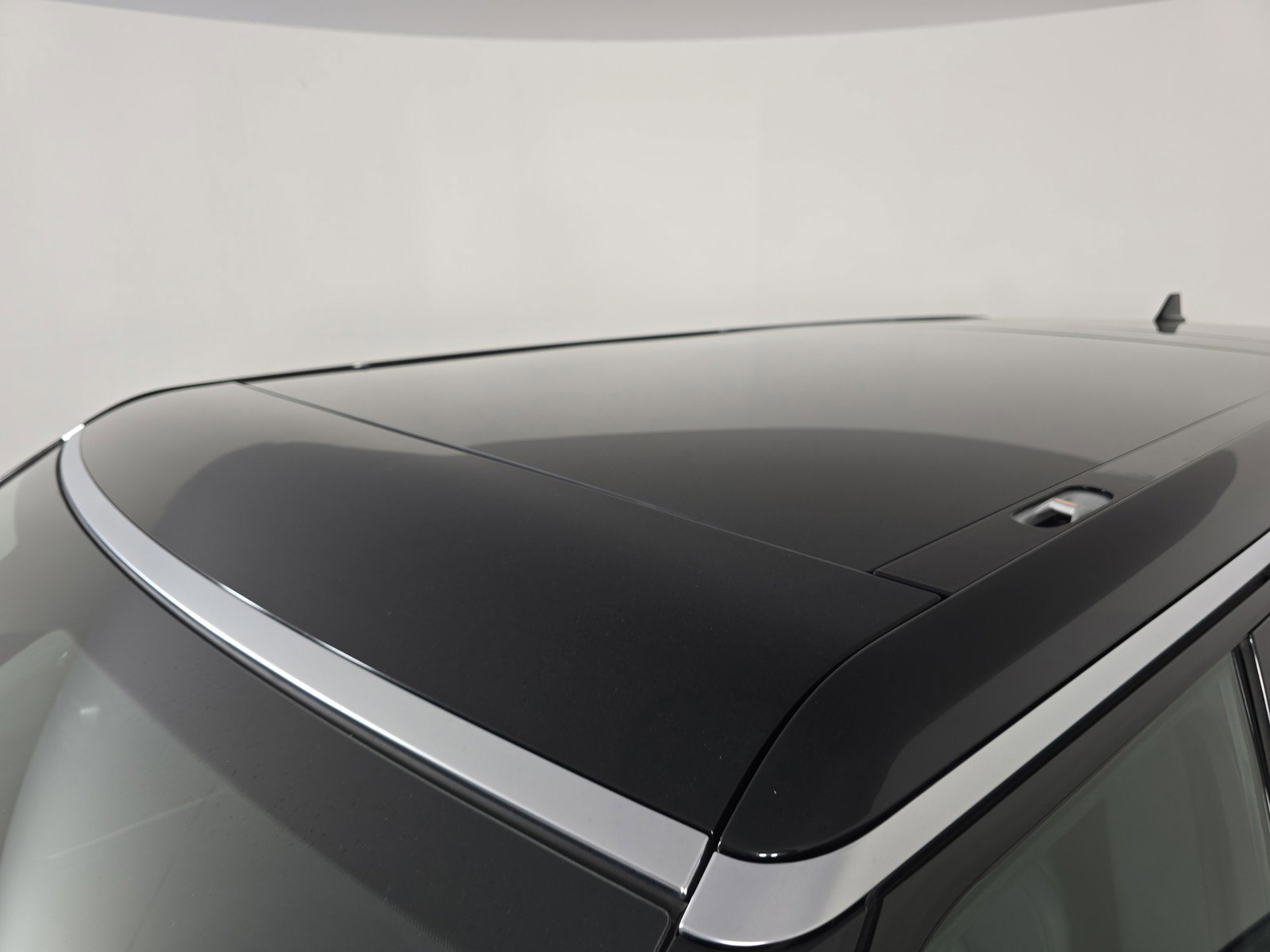 Used 2024 Rivian R1S Adventure image 13