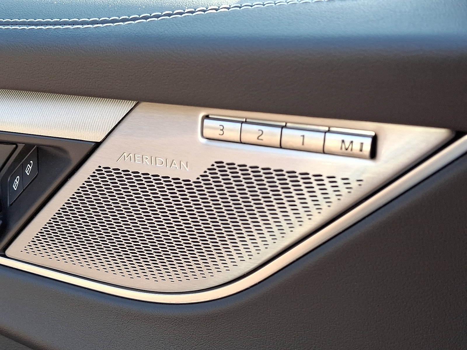 Certified 2025 Jaguar F-PACE R-Dynamic S image 21