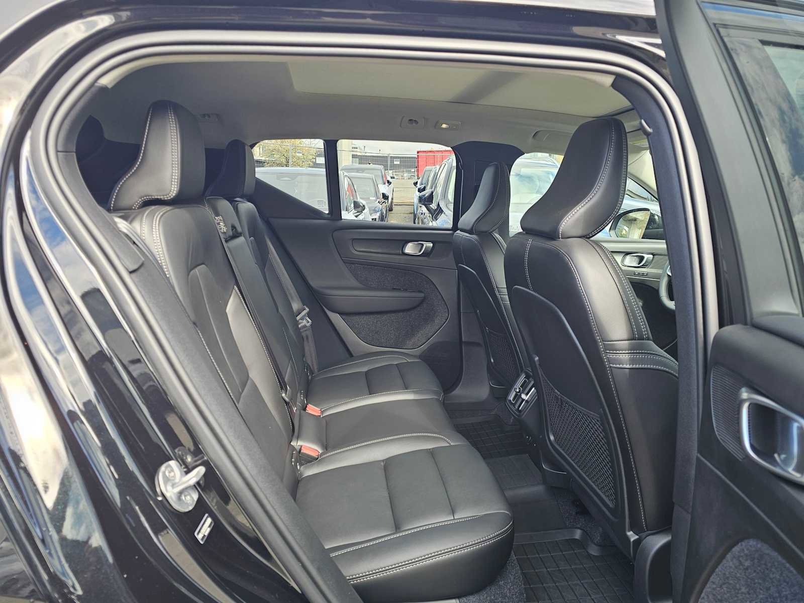 Used 2025 Volvo XC40 B5 Plus w/ Protection Package Premier image 11