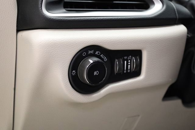 Used 2023 Chrysler Pacifica Touring-L image 14