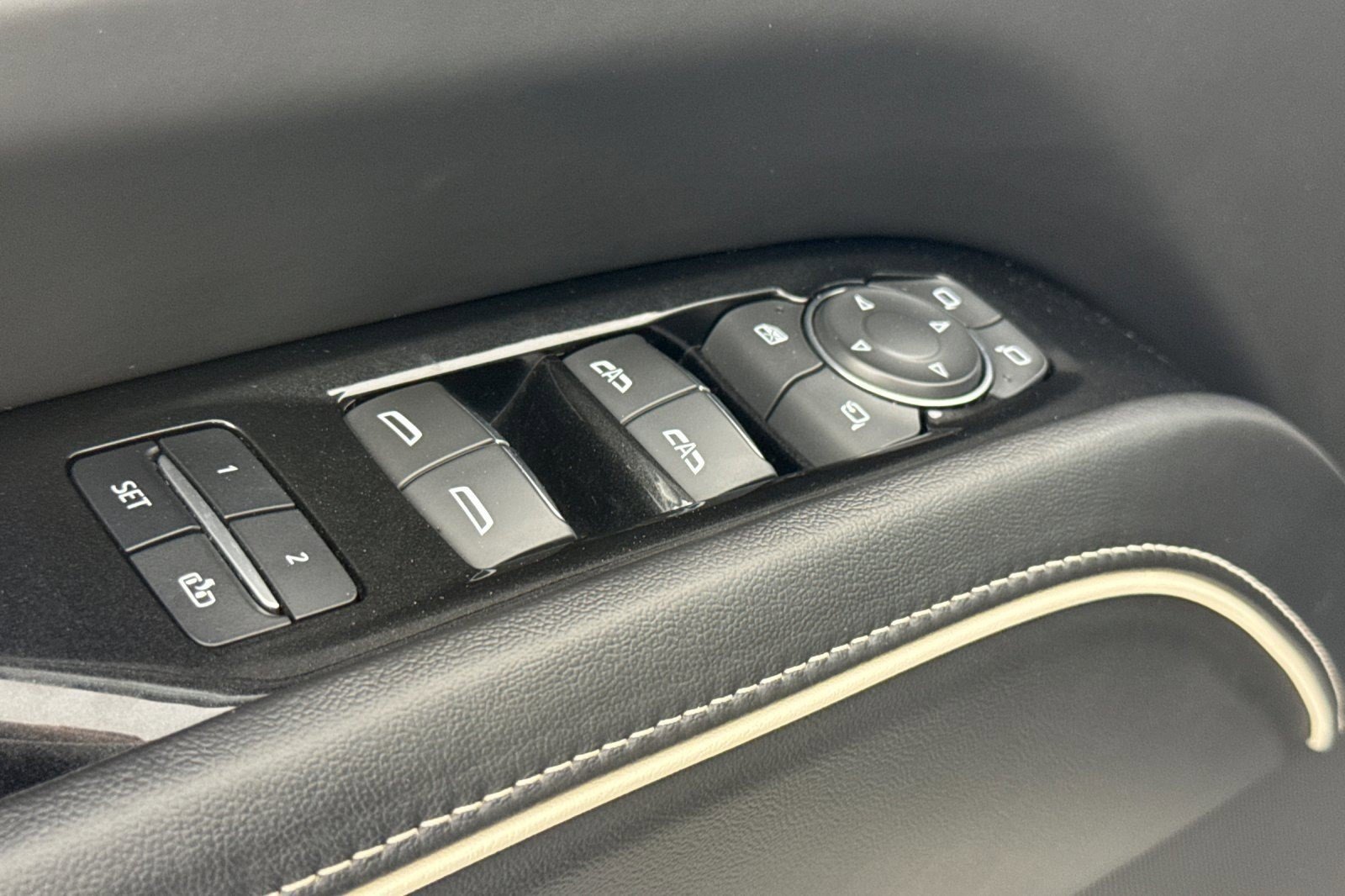 Used 2023 Cadillac Escalade ESV V AWD/4WD image 12