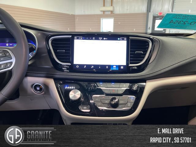 Used 2024 Chrysler Pacifica Select image 19