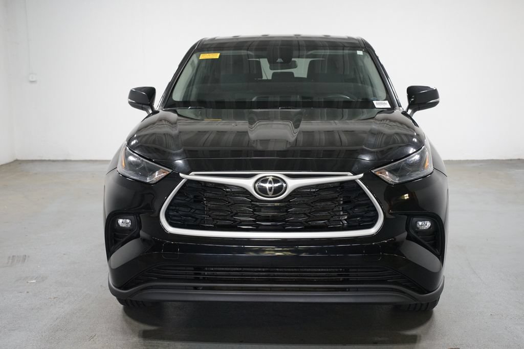 Certified 2024 Toyota Highlander LE FWD image 2